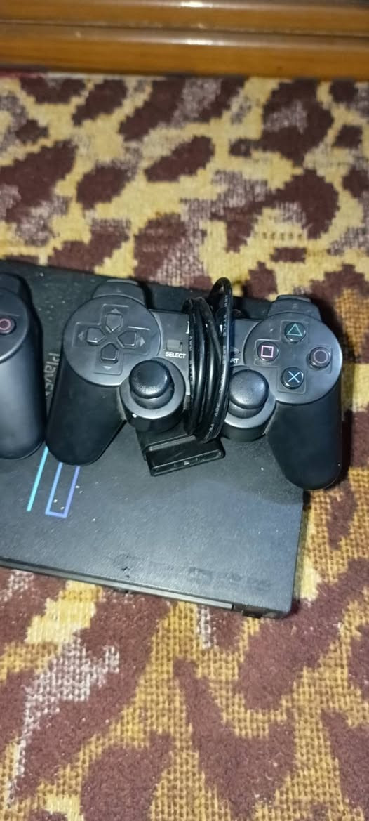 سلام عليكم بلي 2 للبيع كامل ملحقاته 2 يدات  وفلاش وهارد سعر60  الف وبي مجال قليل مكاني نجف حي ميسان (***********)
