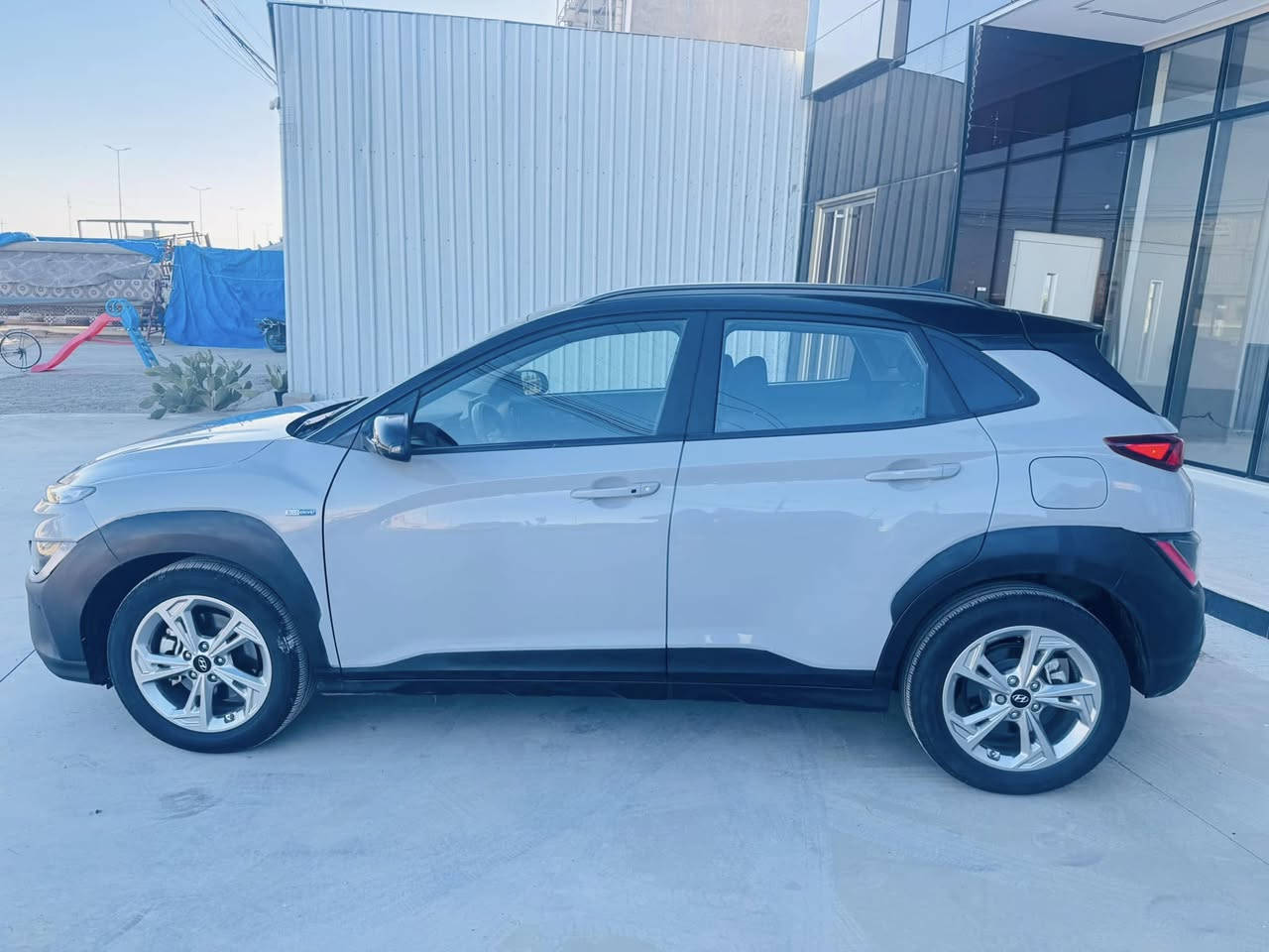 كونا لون اسمنتي موديل 2023نوع المحرك: 4 سلندر سعة (2000 سي سي). السيارة نضيفة جدا جدا  

المحرك (دوش)
نظام الدفع: رباعي منحدرات
. أنظمة السلامة والرادارات (Safety & Tech)
تتميز هذه النسخة بمجموعة تقنيات
رادار أمامي (Forward Collision-Avoidance): للتنبيه من التصادم الأمامي.

أوتو بريك (Emergency Braking): نظام كبح تلقائي عند الطوارئ.
مثبت سرعة ذكي (Cruise Control): يحافظ على سرعة السيارة وثباتها في الطرق الخارجية.

نظام الحفاظ على المسار (Lane Keeping Assist): تنبيه وتصحيح المسار إلى.

الضرر المذكور: (بوند وجاملغ) في أمريكا مصلح.

الشاشة: شاشة لمس قياس 8 إنش تدعم Apple CarPlay و Android Auto.

كاميرا خلفية: عالية الدقة مع خطوط توجيهية.

وضعيات القيادة (Drive Modes): تشمل وضعيات (Normal, Sport, Smart)
حساسات إطارات: نظام مراقبة ضغط الهواء في الإطارات (TPMS).الموقع الموصل ***********
