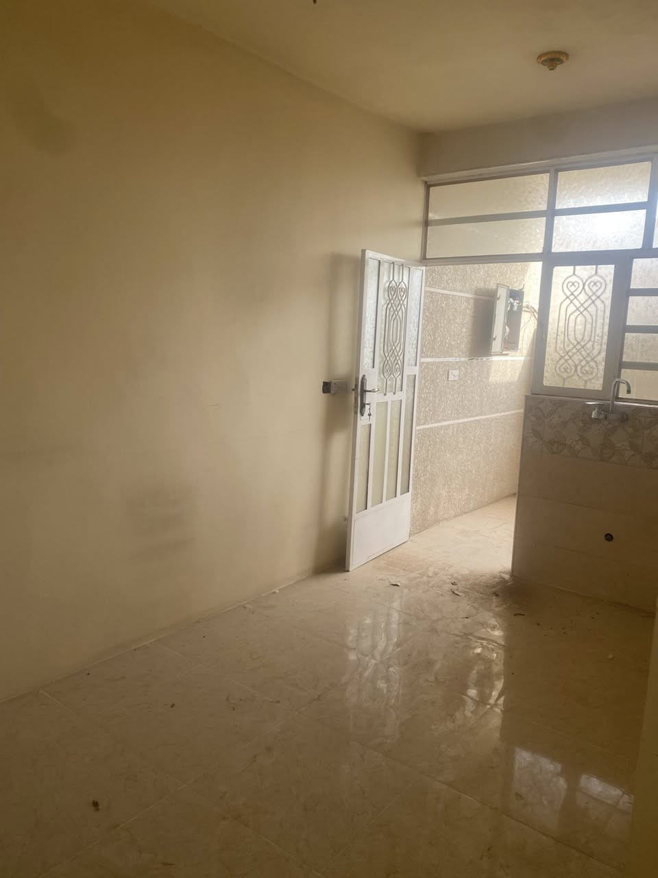 ‎فرصــــة مميــــزة للإيجــــار – موقع حيوي جداً 🔥
‎يتوفر الآن مشتملين للإيجار بموقع ممتاز في التحرير الحولي – شارع عمر بن عبد العزيز قرب فرع عباس البكال، منطقة مخدومة وقريبة من جميع الاحتياجات.
‎📐 مساحة المشتمل الواحد: 90 متر�⚡ الخدمات متوفرة بالكامل: تبليط – ماء – كهرباء
‎🏠 المشتمل الأول (طابق ثاني):�• صالة استقبال مريحة�• مطبخ�• غرفة نوم�• صحيات�• بلكونة�• سطح
‎🏠 المشتمل الثاني:�• صالة استقبال�• مطبخ�• غرفة نوم�• صحيات�• سطح
‎📍 الموقع: التحرير الحولي – شارع عمر بن عبد العزيز�قرب فرع عباس البكال
‎📞 للاستفسار والحجز:�***********�📲 متوفر واتساب
‎✨ فرصة مناسبة للسكن الهادئ وبموقع حيوي قريب من الخدمات.
