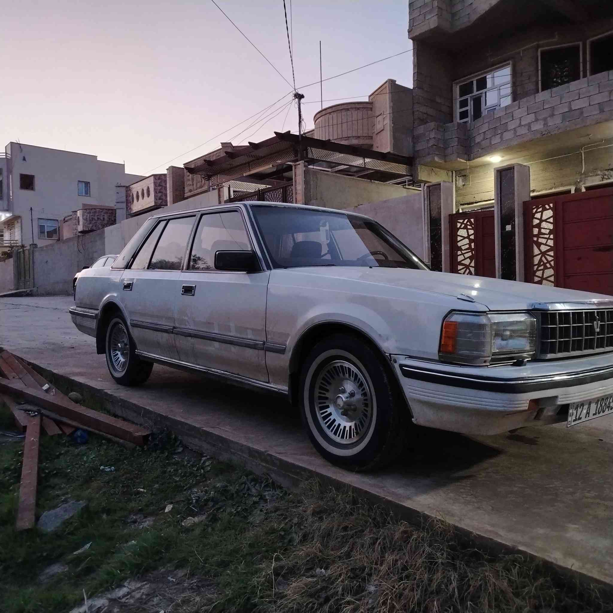 السلام عليكم سوبر موديل 85 سياره مقفوله كفاله عامه ثانويه باسميه محرك البطه  سياره فول مواصفات كان السياره موصل جانب الايسر سعر 60 وبيها مجال بسيط ***********  ***********
