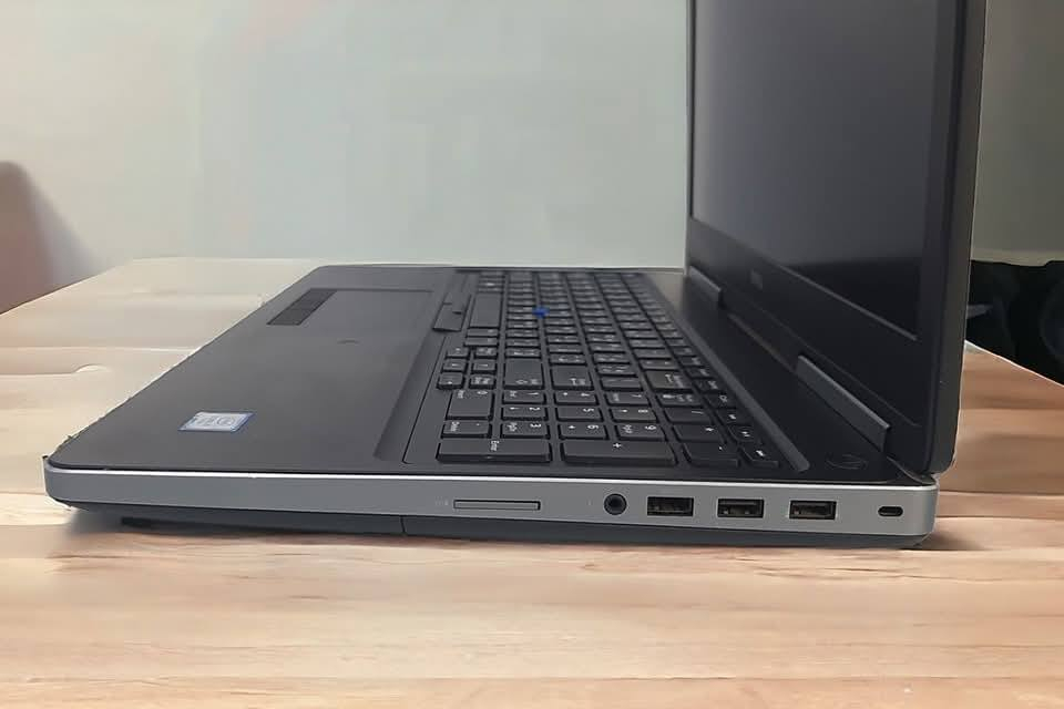 💻 Dell Precision 7510 - وحش التصميم
 * المعالج: Core i7 (الجيل السادس) فئة HQ القوية.
 * الرام: 8GB DDR4.
 * الهارد: 256GB SSD (سريع جداً).
 * كارت الشاشة: خارجي NVIDIA Quadro 4GB (للبرامج الهندسية والألعاب).
 * الشاشة: 15.6 إنش Full HD.
 * الملحقات: كيبورد ضوئي كامل + شاحن أصلي.
💰 السعر: 375,000 دينار.


**إذا كنت صاحب هذا الإعلان وتريد حذفه لأي سبب، رجاءا أرسل رسالة إلى الدعم الفني**