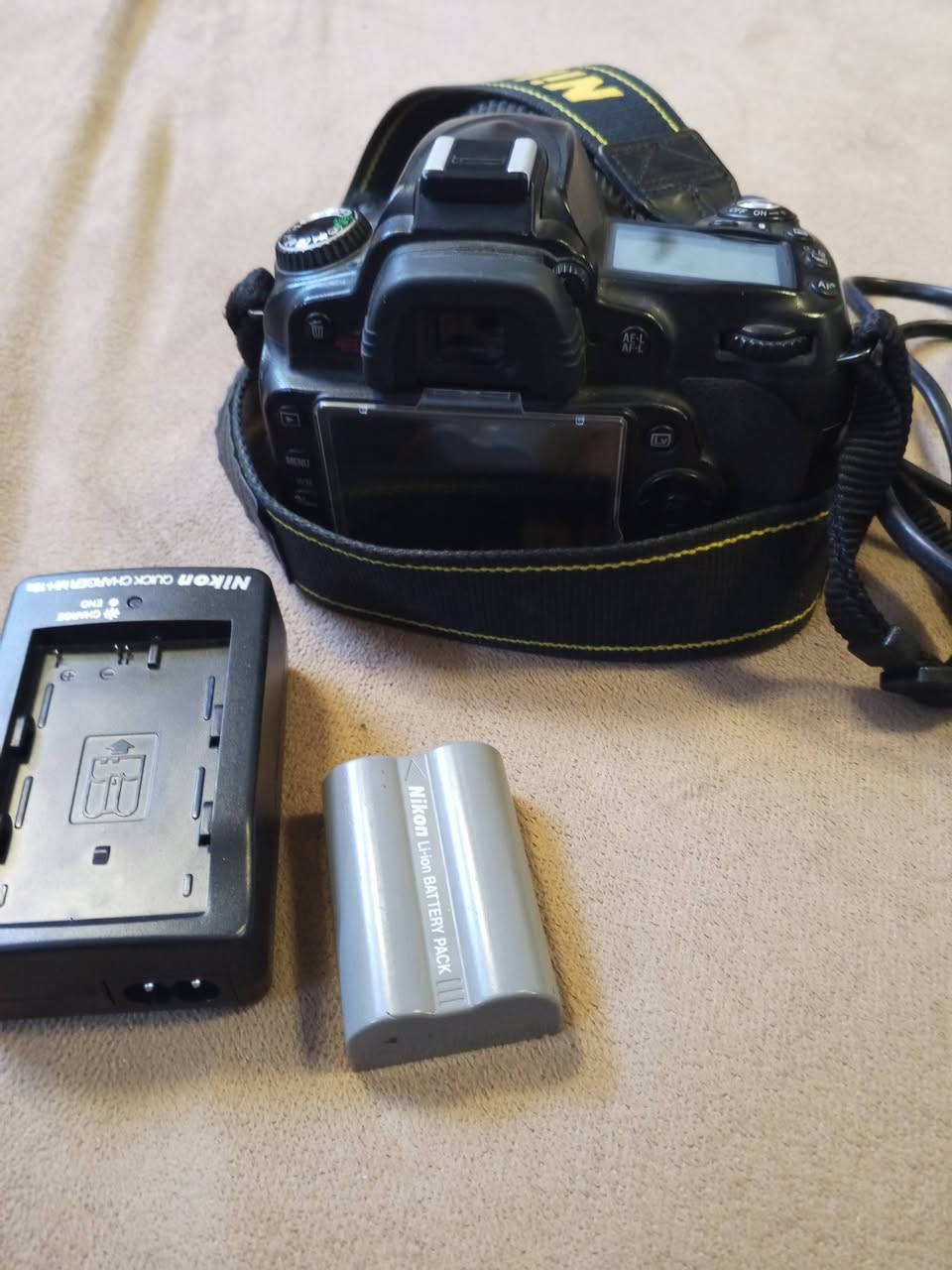 السلام عليكم كامره Nikon D90 للبيع يرادلهه شتر فقط سعر 200 قفل ***********
