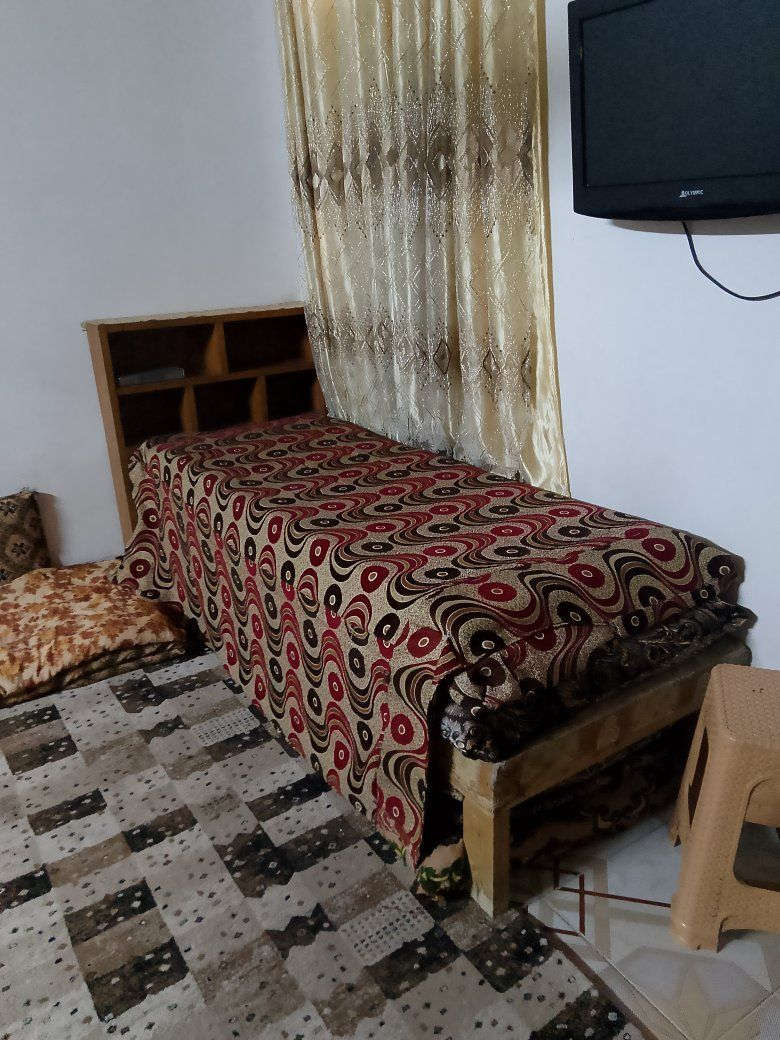 بوفيه السعر 40/الف تخت نفر السعر/30 
طباخ فرش المصري السعر 150/الف التواصل على الرقم ***********
موصل الجانب الايمن
