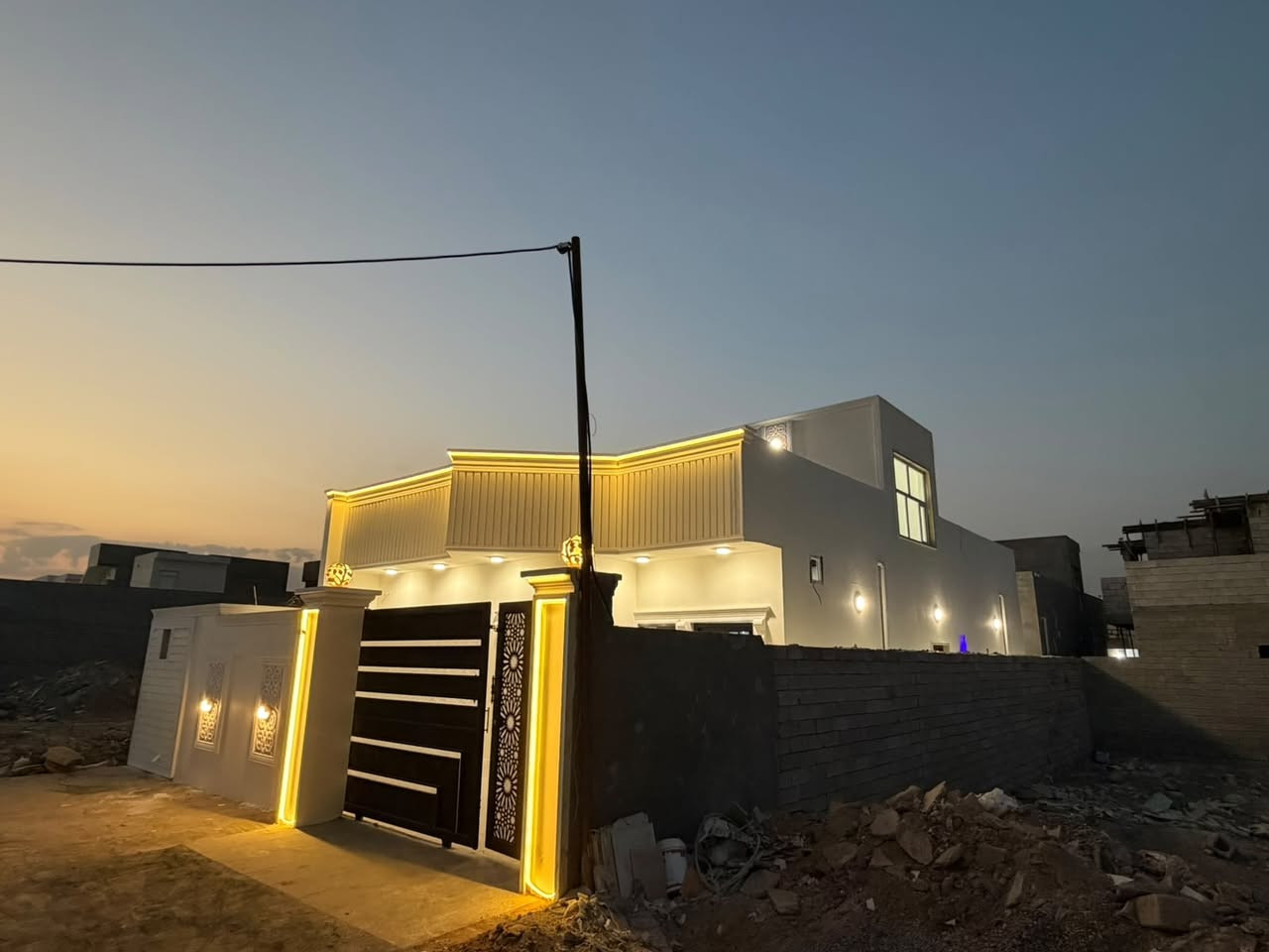 **منزل للبيع في مجمع جنة تكريت السكني** 🌟
**مقدم من مكتب التساهل العقاري**
### 📍 تفاصيل العقار:
 * **الموقع:** تكريت - مجمع جنة تكريت السكني.
 * **المساحة:** 200 متر مربع.
 * **السعر:** 115 مليون دينار عراقي.
### 📞 للاستفسار والتواصل:
لمزيد من التفاصيل أو لترتيب موعد لمشاهدة العقار، يرجى الاتصال بنا:
 * **رقم الهاتف:** ***********
  خيارك الأمثل للعثور على منزل أحلامك في تكريت.
