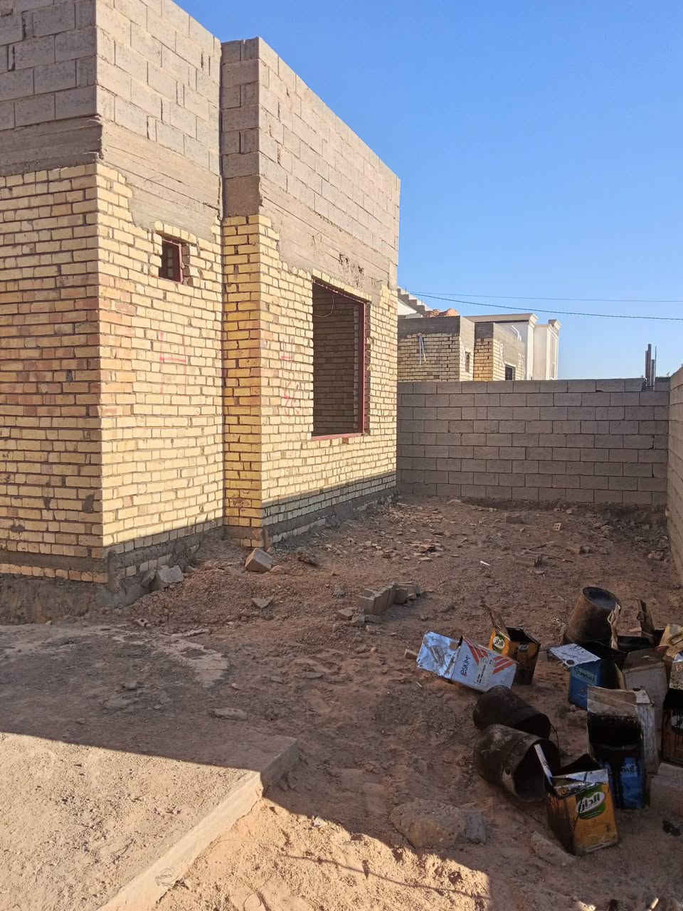 بيت طابو في مجمع اليرموك مساحه 250متر يحتوي على غرفتين +صاله مطبخ + ديوانيه +2صحيات +حمام الهيكل كامل من كلشي سعر 90مليون سند بسمك ***********
