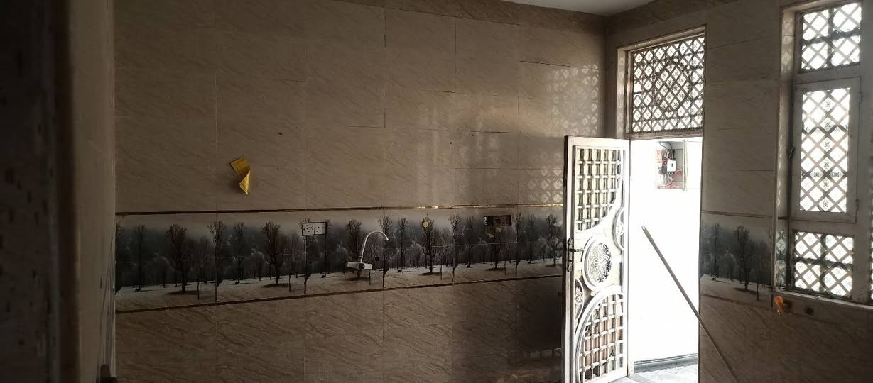 دار سكن للبيع في الدبيه جديده
مساحه 200م شارع 12م بداية منطقة 
غرفتين نوم هول مطبخ استقبال 
السعر 110 
للاتص ***********
