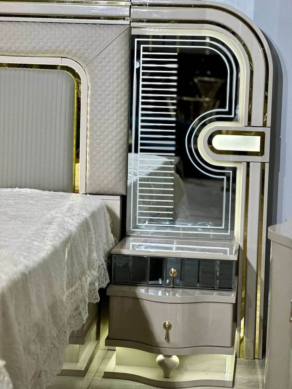 غرفة نوم للبيع استخدام 3 اشهر فقط
للاستفسار الاتصال ع رقم ***********
