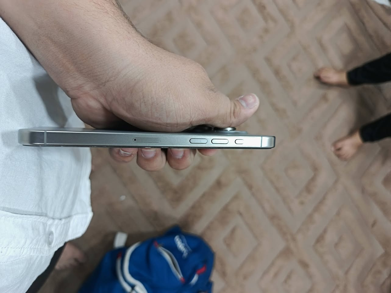 سلام وعليكم إيفون, 15برو ماكس للبيع استخدام شخصي ونضيف جدآ مكفول من الخدش سعر خاص جوه ال 900 لا تدخلي الاستفسار ***********  فقط واتساب
