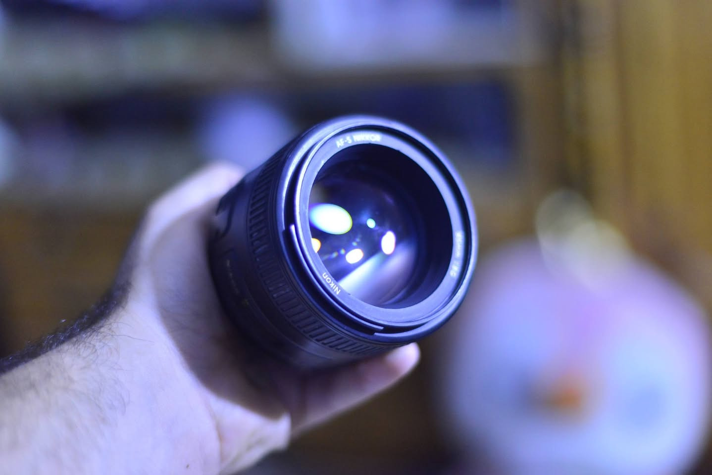 سلام عليكم 
عدسة 85 g
F 1.8 
ب 350 الف  مكاني شهداء البياع 
***********
