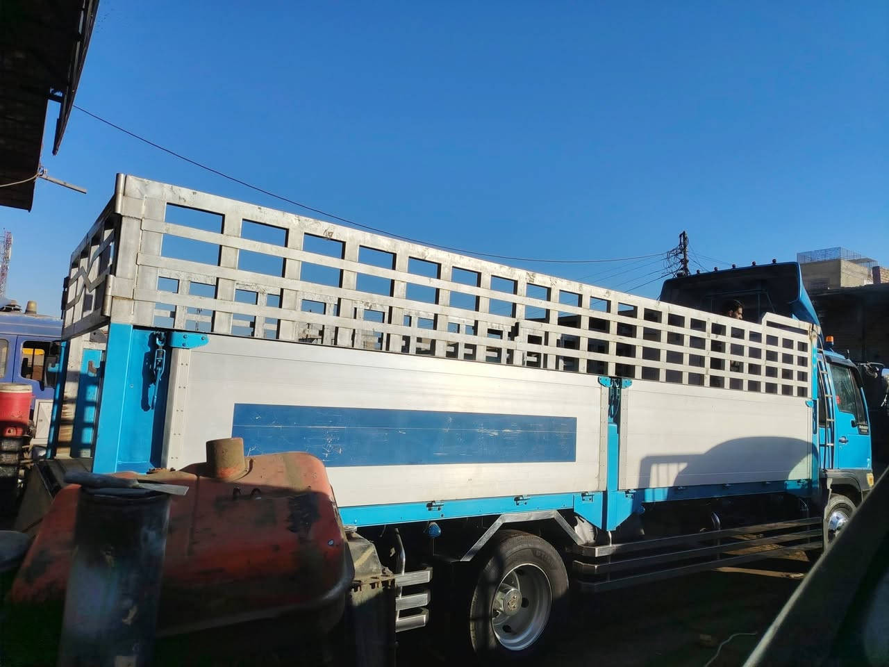 السلام عليكم للبيع  محجر شخاطه
طول سته وربع.  ارتفاع 63   جاهز جيب وشد         نضيف كلش حديد ثقيل أسعر 450
مكان ديوانيه طريق السنيه رقمي ***********
