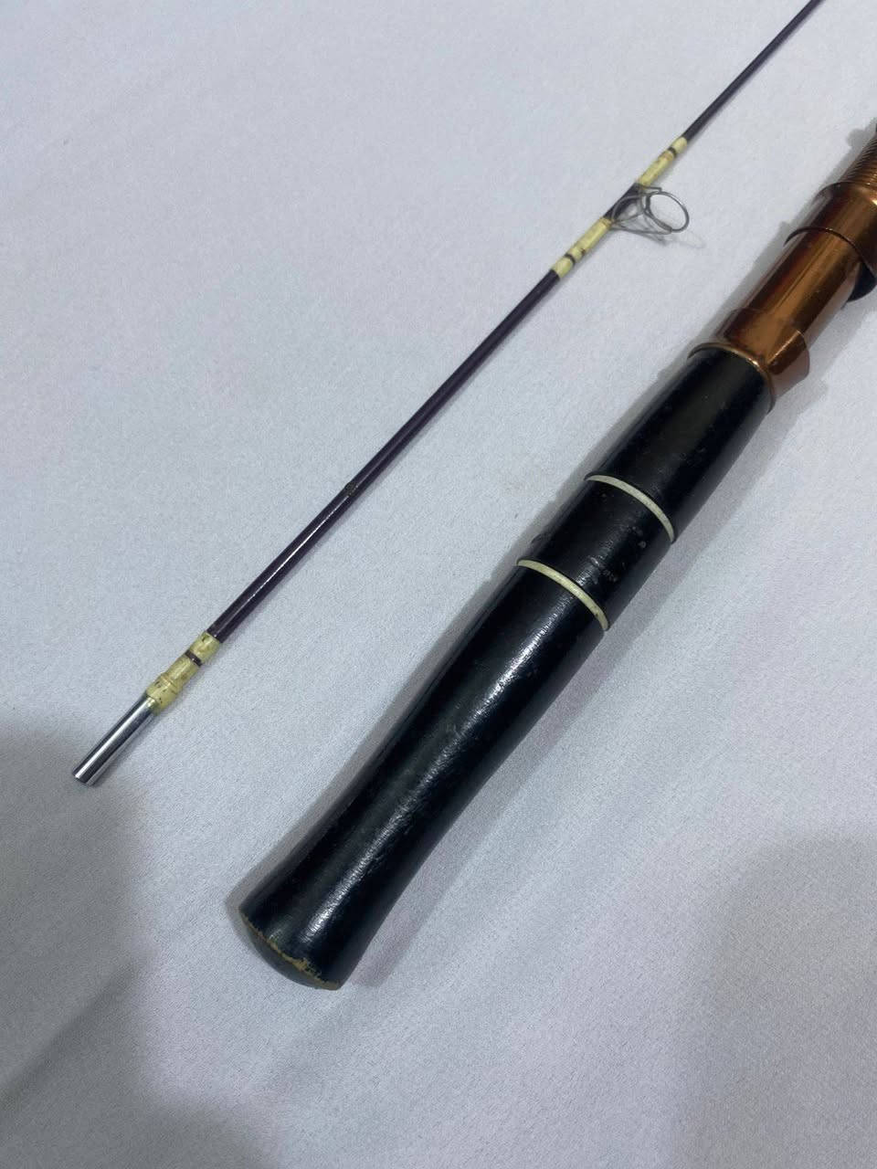 اللهم صل على محمد وال محمد
السعر ١٠ ألف 
قصبة ياباني🎣🇯🇵🇯🇵
​الاسم بالعربي: قصبة واكاساغي (Wakasagi).
​الاسم المكتوب (ياباني): わかさぎ.
​الاستخدام: مصممة خصيصاً لصيد أسماك الشبوط والبني الصغير وعادة ما تُستخدم في اليابان للصيد من خلال الثقوب في الجليد أو من القوارب في البحيرات.
​2. المواصفات الفنية
​الطول:  (١/٢٠   متر فقط). هي قصبة قصيرة جداً للمهمات الدقيقة.
​الصلابة: تُصنف كقصبة طرية جداً (Soft). مكتوب عليها "Soft Carbon" بنسبة كربون 90%. هذا يعني أنها حساسة جداً للاهتزازات البسيطة لتمكنك من الشعور بنقرة السمك الشبوط الصغير أو البني 
​الصناعة: يابانية


**إذا كنت صاحب هذا الإعلان وتريد حذفه لأي سبب، رجاءا أرسل رسالة إلى الدعم الفني**