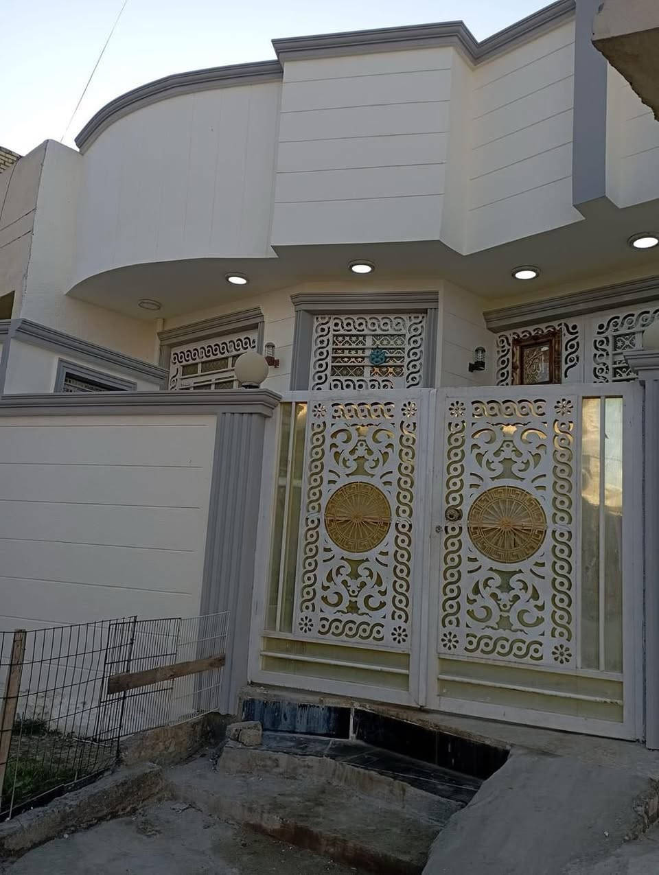 🔴المساحه100 متر واجهيه 7ونص  🔴
🌍الموقع / خلف محطه جسر بته التقسيم الجديد موقع حللو شارع يمر ع مدينه الثوره ومن جهه ع زوير الغربي ومن جهه ع شارع بغداد 
مجاري كهرباء تبليط امام باب البيت خدمات كافه
🔴السعررر//100وبي مجال
 💢
يتكون البيت من طابق واحد  
صاله .غرفه نوم .كلدور.صحيات.مطبخ 
🔴للاستفسار الاتصال                     ***********
