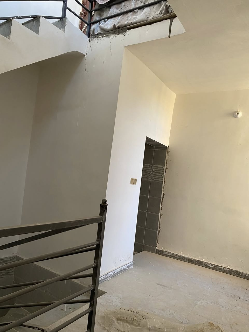 ب السلام عليكم ٥٠ متر واجهه ٥ نزال ١٠ بناء حديث محد ساكن بي خلف العاب النوارس. او نهايه شارع القناصين على البزل المدفون. السعر ٦٥ وبي مجال  ***********
