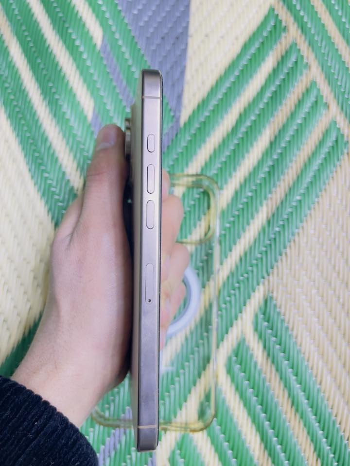 سلام عليكم ايفون16pro Maxشرق اوسط ماستر مشحون 22بطاريه100جديد كلشي ما مبدل***********كامل ملحقات
