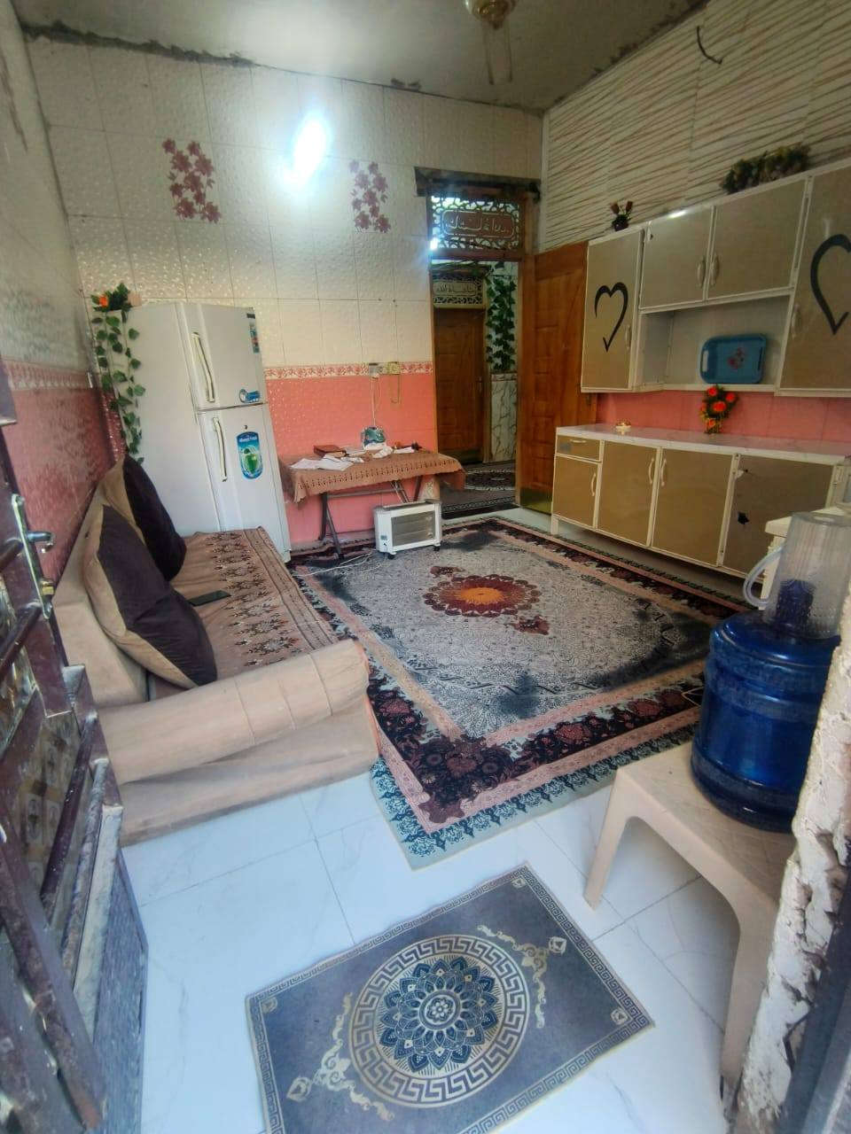 السلام عليكم.. بيت في مجمع كرفانات الرشاد قرب مركز اكد 200متر الواجهة 10 والنزال 20 طابق واحد مسلح زراعي مقبل عالتمليك يحتوي على غرفتين نوم واستقبال ومطبخ  خدمات كاملة مي وكهرباء ومجاري والبيت عالي عالشارع والمولدة بصف البيت ومدرسة ابتدائيه واعدادية والشارع العالم مقابيل المجمع البيت مناقصة شي بس تلحيظات بسيطة مثل ما وضحتها بالتصوير بعض السيراميك واگع وشغلات بسيطة جدا.. السعر 90 وبي مجال الرقم ***********
