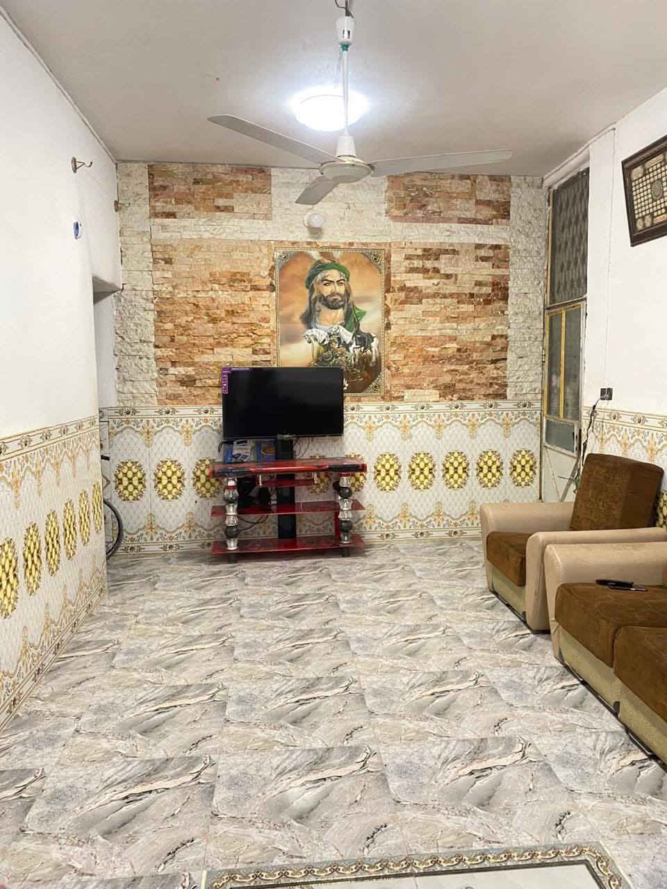 بسم الله الرحمن الرحيم 

بيت للبيع المساحه ٢٥٠م 
المكان كربلاء حي الزهراء قرب ساحه الشهد عادل 
 غرفتين نوم ٥×٤ 
الصاله ٩ أمتار 
المطبخ ٥ونص ×٥ ونص
الاستقبال ٥ متر 
كراج يوسع سيارتين 
حديقه ٨×٥ 
سعر البيت ١٥٠ وبي مجال
او يتصل على 

***********
***********
