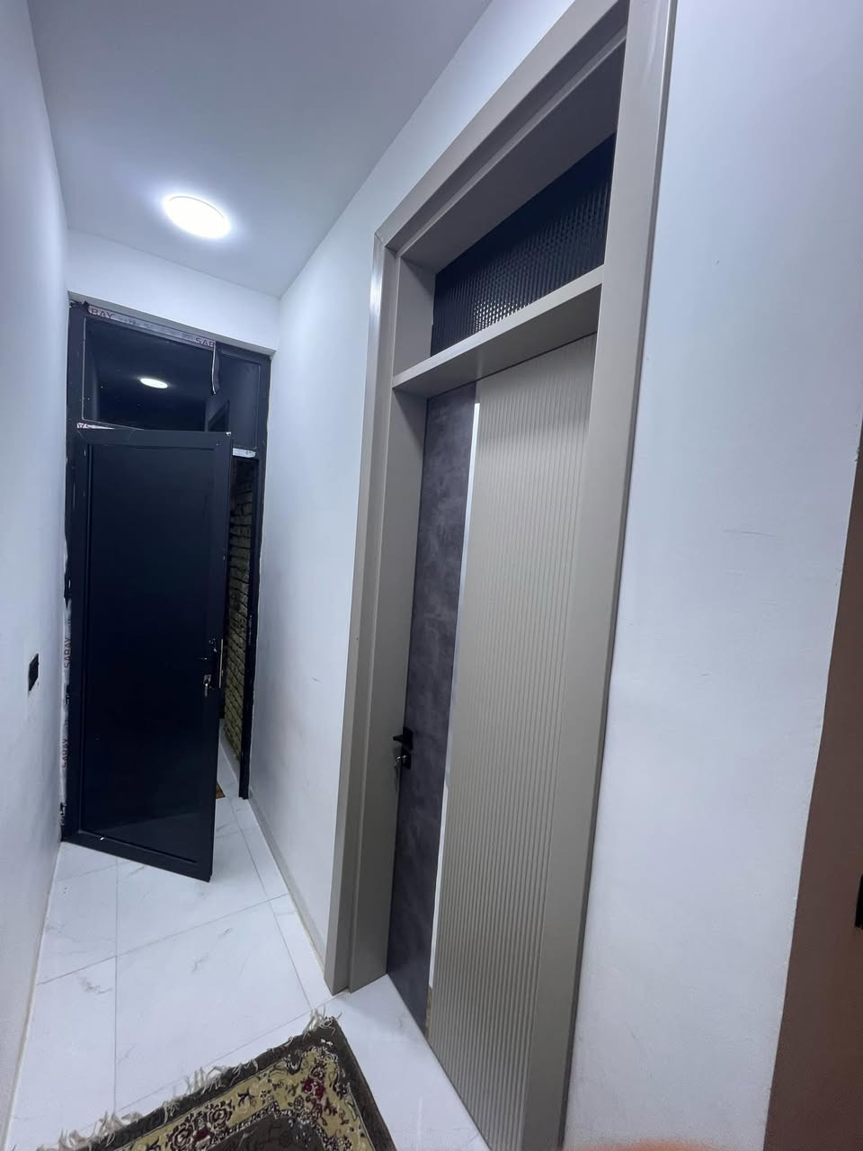 مشتمل 100 م الخاجيه خلف فرح الكوت طابقين 
يحتوي على  غرفه نوم وهول واستقبال ومطبخ وصحيات خارجيه وداخليه 
الطابق الثاني يحتوي على 2 نوم وهول ومجموعه صحيات 
الطابق الثالث يحتوي مخزن وبيتونه كامل شتايكر 
مجموع الغرف نوم (( 3 ))
شارع 12 متر تبليط 
سنه البناء 2024
يياع نقدا او مبادره 
***********
