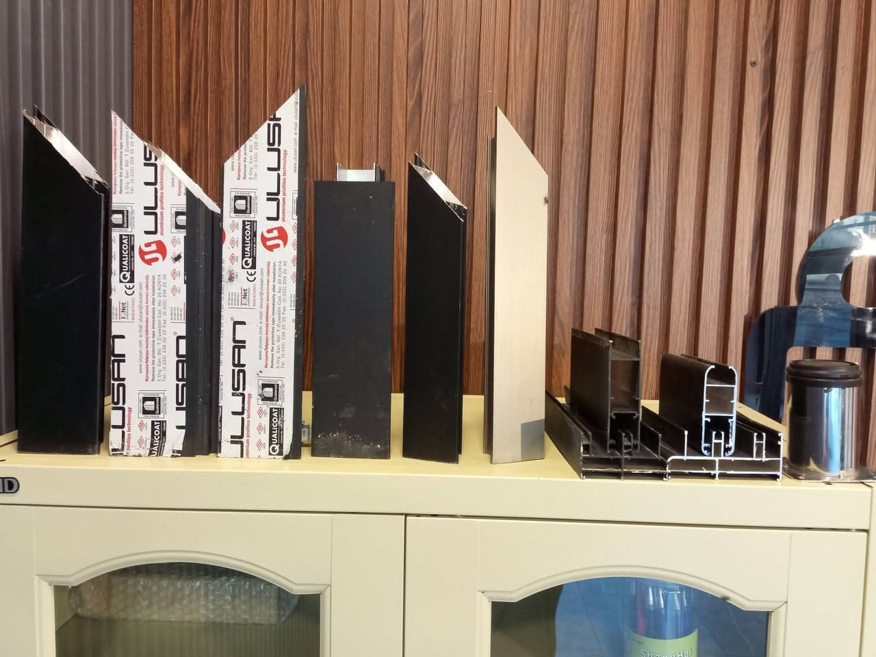 تحيه طيبه مسبوقه بالصلاه على النبي  

اخي المواطن  الكريم 
إذا  كملت بناء ووصلت لمرحله الابواب والشبابيك
وحاير يمن تفصل ودايخ ومحتار 
اجاك الحل معمل المعيار للألمنيوم  
مستعدون لإنجاز كافه اعمال الألمنيوم  والزجاج
بجوده عاليه و دقه المقاسات وارقى المواصفات
ملاحظه1👉 / المواصفات ودقه العمل  يمنه مانرسمها بمخيله الزبون🧠 من خلال الكلام 🗣️ إنما نخلي يشوفها بالواقع👀 داخل معرضنا  لمن يزورنا  للمكتب أو لمن يراسلنه 
ملاحظه 2👉/تم ارفاق صور لبعض أعمالنا داخل المنشور
للاستفسار مراسله الصفحه 
او الاتصال ع الرقم *********** واتساب متوفر
او زيارتنا داخل المكتب
الموقع بغداد /الدوره حي اسيا /مقابل جسر گراره
نعمل في كافه محافضات العراق
