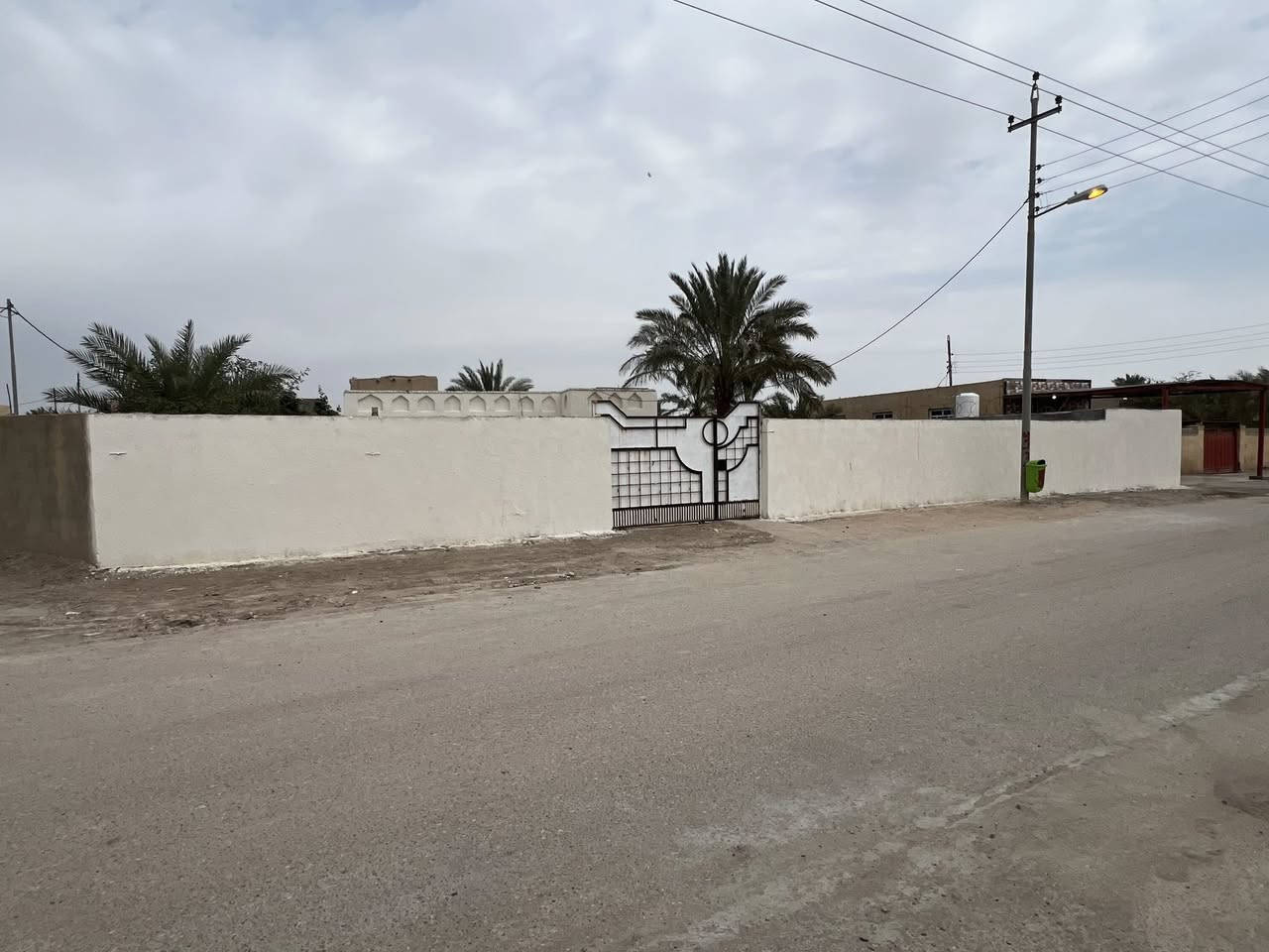 بيت للبيع  المساحه  1040متر يتكون من ثلاث غرف وهول ومطبخ ودوانيه المكان القرنه ناحيه الثغر منطقه ابوعران الشارع الرئيسي بيت جاهز من كلشي ومرمم ترميم جديد
الاستفسار 
***********
***********
