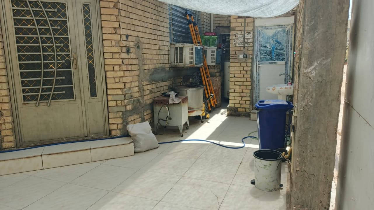 بيت للبيع في حي الاسكان العسكري بصف الركن طابق وربع بناء درجه اولى طابوق جمهوري صب مركزي المساحه ٢٠٠ متر غرفتين جوه زائد صاله كبيره واستقبال كبير مثل ماموضح بالصور والفديو اما الطابق الثاني عباره عن نفس الصاله اللي بالطابق الأول مع درج مشابه لدرج الطابق الاول للاتصال ***********
