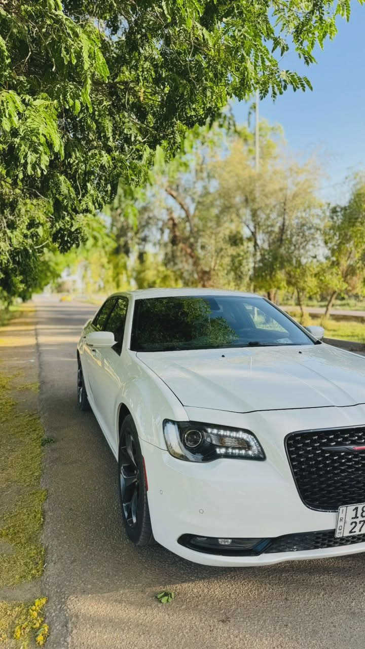 السلام عليكم 
كلايلسر 300 S فول موديل 21 
حساس امامي خلفي 
كامره خلفيه 
رادار جانبي 
تبريد تدفئه مقاعد اماميه 
شفتات سترين 
وباقي المواصفات المعروفه بالكلايلسر بـ S
حادثها قطعتين فقط باب نفس اللون تبدلت وجاملغ مصبوغ بدون اي دواخل 
وين ميعجبك تفحص 
السعر 244 وبيها مجال لشراي 
لاستفسار لاتصال ع الرقم 
***********
