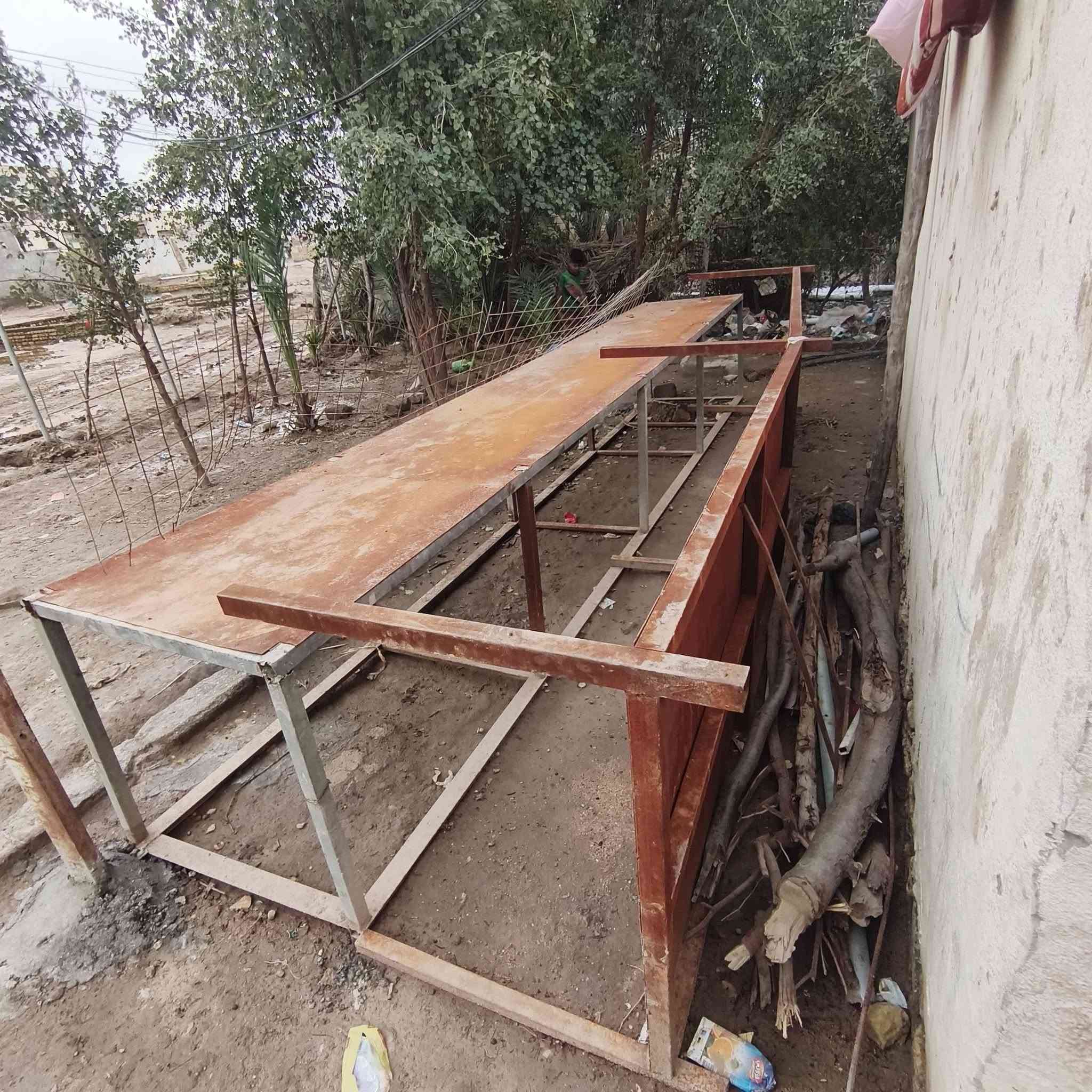 السلام عليكم 
مييز مخضر حديد ثقيل + بليت ملمين  عدد2 
طول الميز الواحد 5 متر 
العرض 1 متر 
سعر الوحد 75 وبي مجال 
***********
