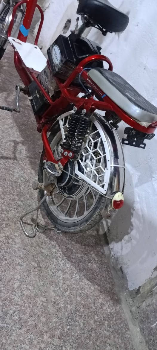 سلام عليكم ورحمة وبركاته درجه شحن البيع حجم 20 بطاريت جدد سكليتر جديد الدرجه  نضيف كلش سعره 225 وبيه مجال سعر رقم الهاتف ***********
