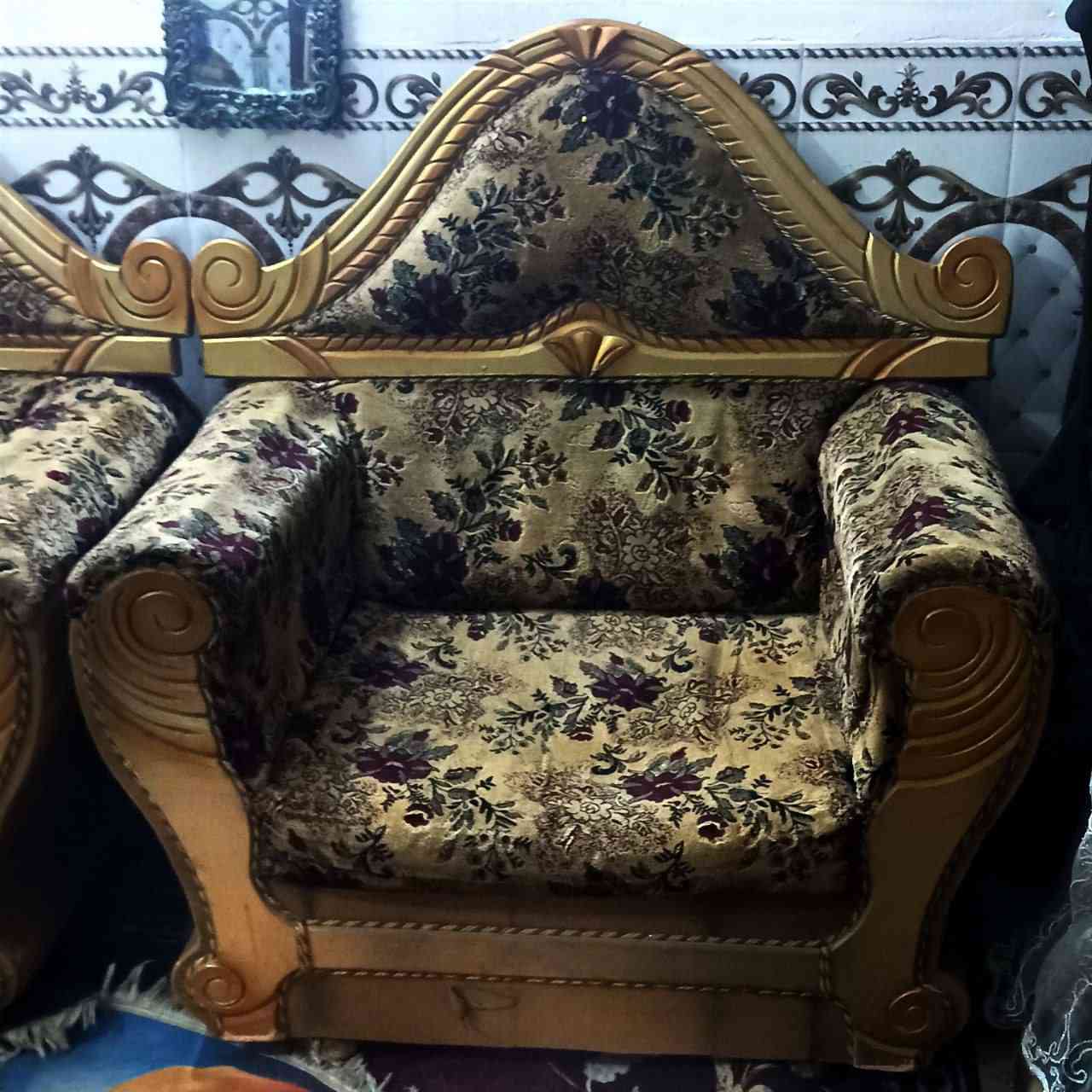 السلام عليكم
تخم مكون من ثلاثة كراسي وقنفتين والسعر 
٧٥ المكان حله سيف سعد وهذا الرقم بي واتساب ***********
