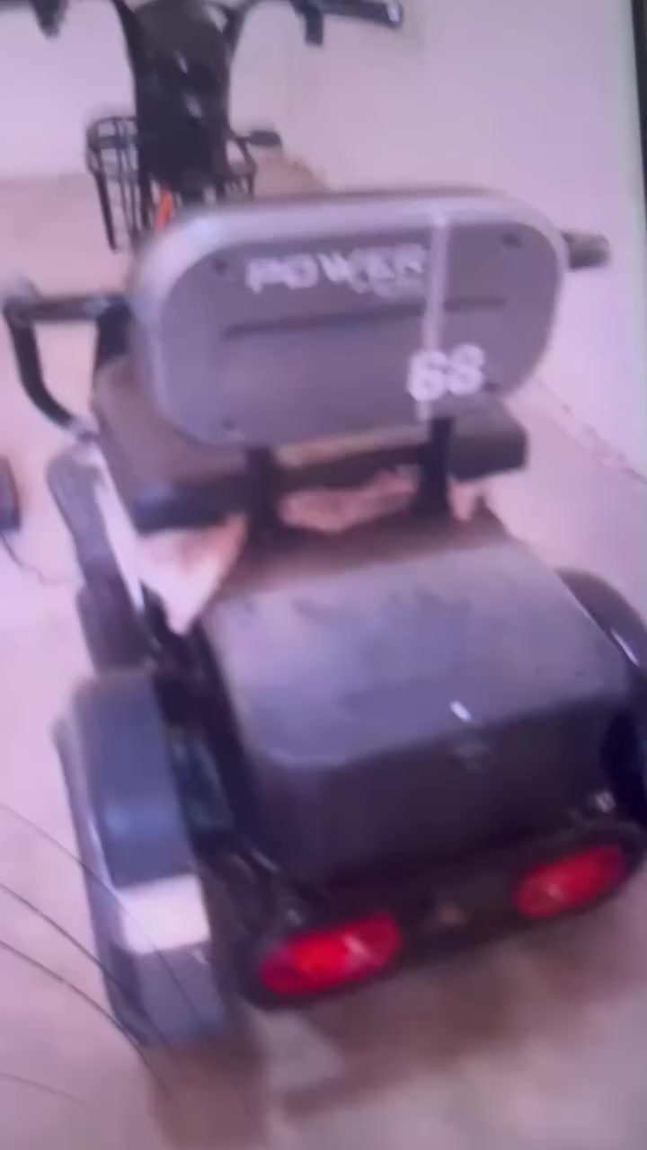 سلام عليكم دراجه شحن للبيع جديده كهربائيه كله شغال الدراجه جديده للستفسار الاتصال على الرقم *********** مكان كركوك
