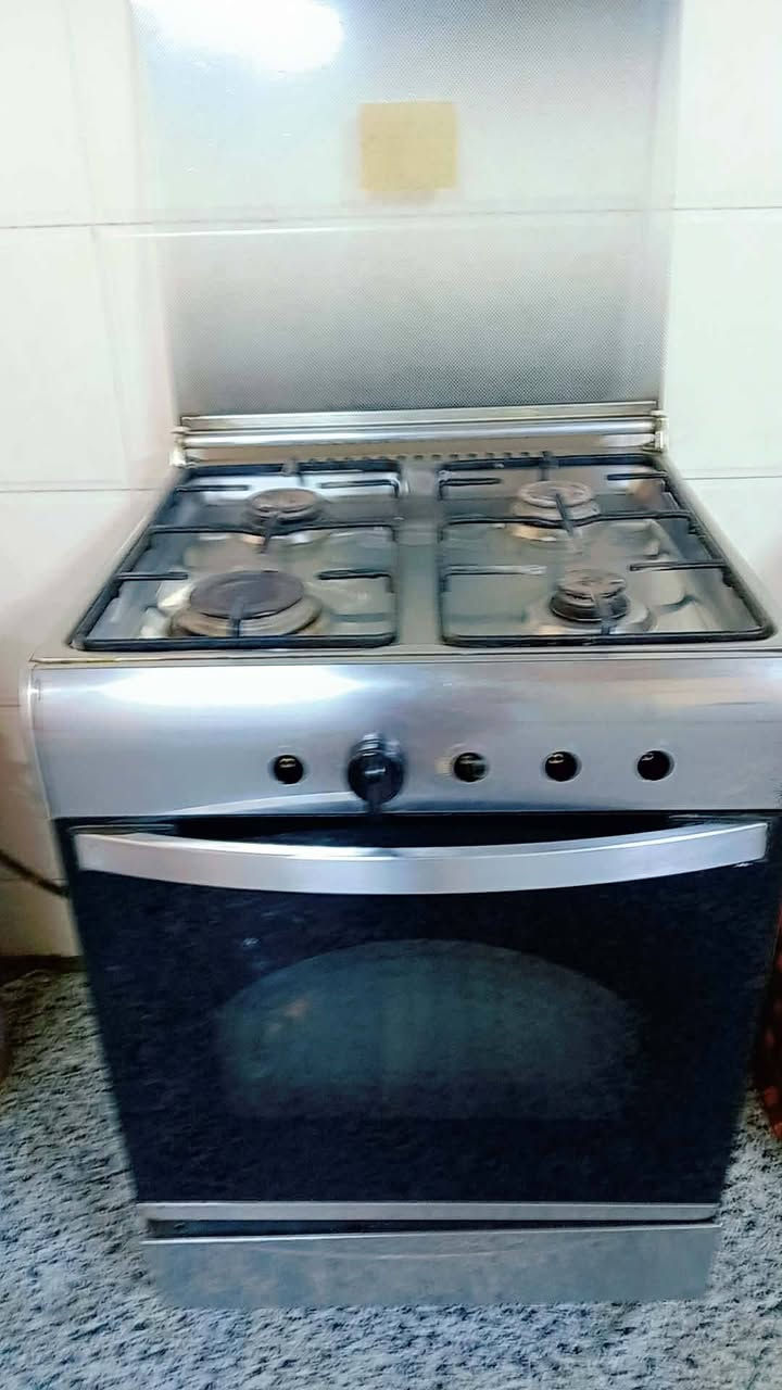للبيع طباخ غاز إيطالي 🇮🇹
4 عيون + فرن، يشتغل بحالة جيدة 🔥
النار قوية والفرن شغال، جسم ستانلس نظيف.
يحتاج فقط مفاتيح تحكم (متوفرة بالسوق ورخيصة).
السعر: 80 ألف دينار قابل للنقاش 💰
الموقع: طارمية شارع التدبير 
للتواصل خاص أو اتصال 📩 رقمي ***********
