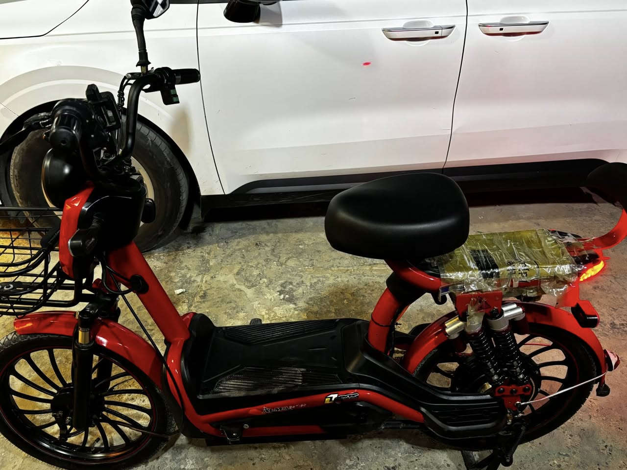 للبيع دراجة شحن حجم 20 🔥
المواصفات:
 • بيها 5 بطاريات كبيره
 • مفاتيح + بصمة عدد 2
 • إشارة يمين ويسار
 • عدسة زينون قوية
 • هورن قوي
 • قاعدة شحن للموبايل
 • 4 نمر (سرعات)
 • السرعة توصل إلى 100
 • شاحن أصلي يجي وياها ويبين نسبة الشحن
 • بيها حماية

💰 السعر: 350 ألف دينار
***********
