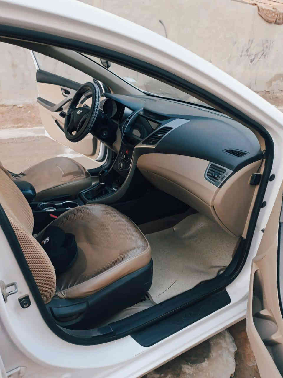 السلام عليكم النترا للبيع خليجي طخه يم قبق البانزين راجعه بارد مكينه 1800 السعر120وبيه مجال مكلف بل نشر رقم راعيها ‏‪***********‬‏
