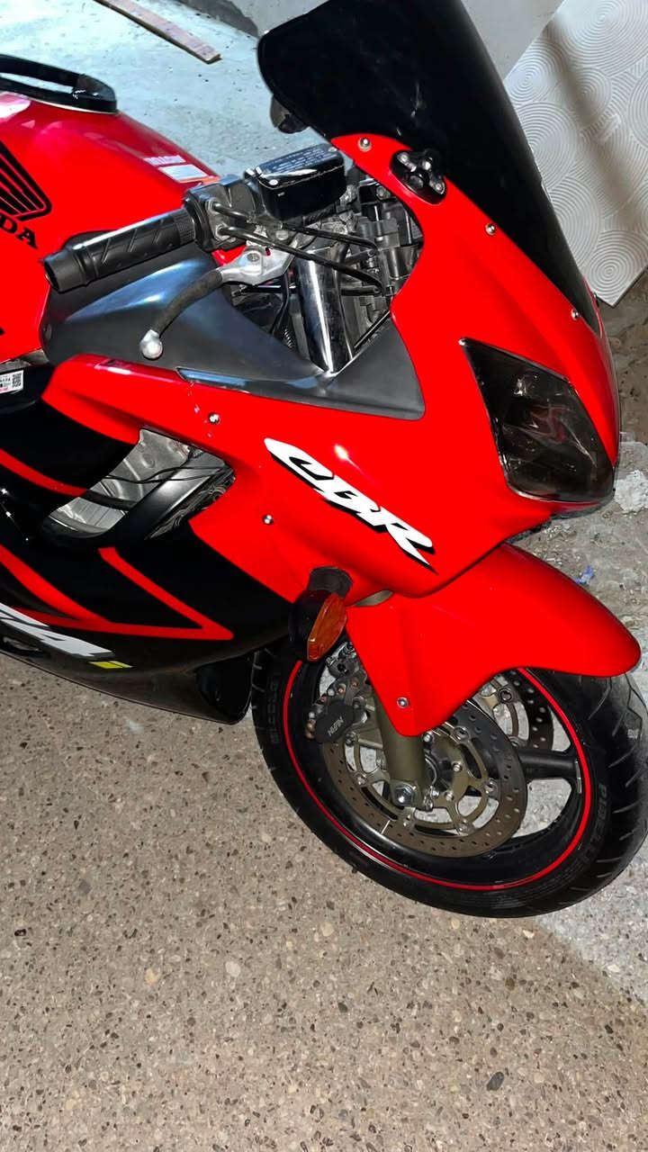 F4i 2004
الدراجة جديدة جديدة بمعنى الكلمة نازلة من معرض معروف وماطالعة سفرات ولا معسعسين بيها 
كير ومكينة كفالة بس للامانة بيها نقوصات بسبب البانزين بس كفالة المكينة والكير ممشى الدراجة 46 الف  سعر الدراجة 30 ورقة قفلل مكان الدراجة ديالى بعقوبة ***********
