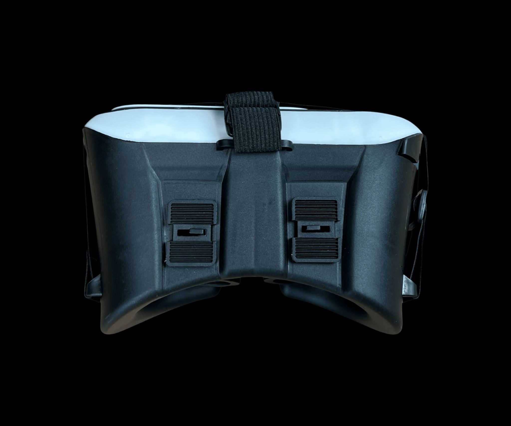 نظارات الواقع الافتراضي VR BOX.

الاستخدامات:

استمتع بتجربة الواقع الافتراضي الفريدة من خلال نظارة VR BOX.

مثالية للاستمتاع بالألعاب، مشاهدة الأفلام، وتجارب الواقع الافتراضي المتنوعة.

توفر لك تجربة مشاهدة ثلاثية الأبعاد واضحة ومريحة.

مناسبة لجميع الأشخاص الذين يحبون الترفيه الإلكتروني والتفاعل مع العالم الافتراضي.

المميزات:

تصميم مريح وقابل للتعديل ليتناسب مع جميع الأحجام.

مزودة بحزام رأس مرن يضمن راحة تامة أثناء الاستخدام.

عدسات عرض ذات وضوح عالي للحصول على تجربة مشاهدة واقعية.

سهلة الاستخدام ومتوافقة مع معظم الهواتف الذكية.

مصنوعة من مواد عالية الجودة، مما يجعلها متينة وخفيفة الوزن.

مزودة بفتحة للتهوية لمنع تراكم الحرارة أثناء الاستخدام الطويل.

محتويات الصندوق:

نظارة الواقع الافتراضي VR BOX.

حزام رأس قابل للتعديل.

كتيب تعليمات الاستخدام.

قطعتان من القماش.

الملاحظات:

تأكد من تثبيت الهاتف بشكل جيد في النظارة لضمان أفضل تجربة.

ينصح باستخدام النظارة في بيئة هادئة ومريحة للحصول على تجربة أفضل.

قياس الكارتون:

طول 20 سم  عرض 11 سم  ارتفاع 14 سم.


**إذا كنت صاحب هذا الإعلان وتريد حذفه لأي سبب، رجاءا أرسل رسالة إلى الدعم الفني**