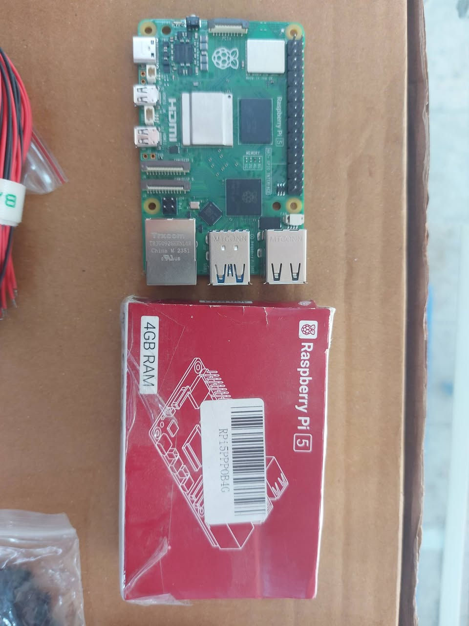 السلام عليكم
عندي هذني الالكترونيات نواعم 
وهذا الريسبري باي 5
انطوني بيهن سعر وبالعافيه 
***********
