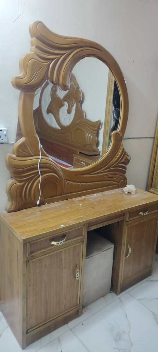 غرفه للبيع مكانه بالدوره سعرها ٦٠٠ وبيه مجال
***********
