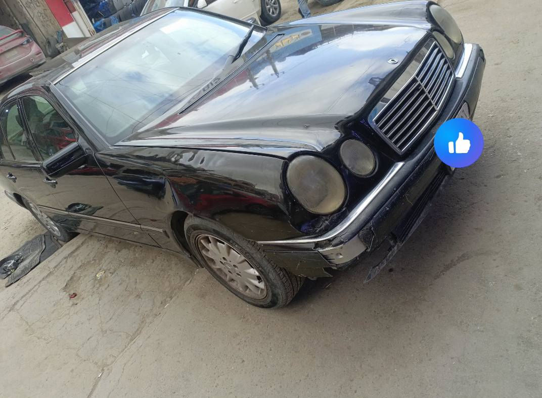 السلام عليكم مارسيدس ام عيون 96 اسود ملكي نواقص مثل ماموضح بل الصور مكينه جديد قبل ٥اشهر شاديه يابان
نقص السياره كير بي هاف مشي طبيعي مامئثر عله السياره ونقص مكينه جام سايق 
السعر 68 لاستفسار ‏‪***********
