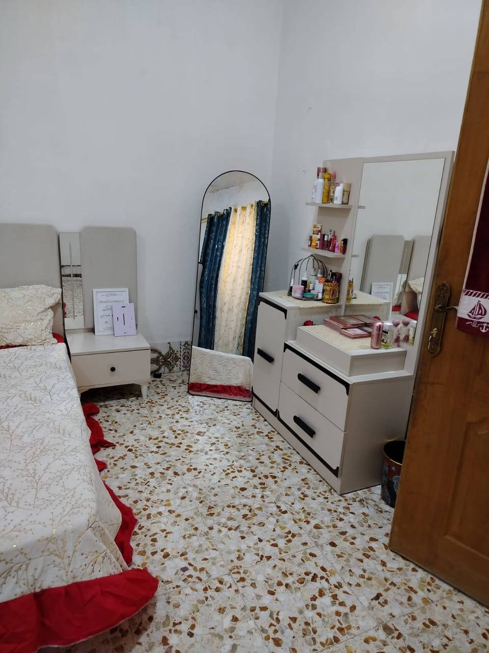 سلام عليكم بيت للبيع الموقع ابو غرق حي المرتضه عل شارع وره المدرسه المساحه ١٥٠ م طابو صرف بناء ٢٠٢٤ طلبوك غرفتين نوم أو هول أو مطبخ أو استقبل صحيات داخليه أو خارجي ***********
