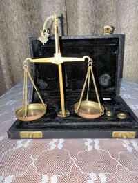 ميزان قديم صناعة بريطانيةلوزن المجوهرات للبيع 07804045291 واتساب