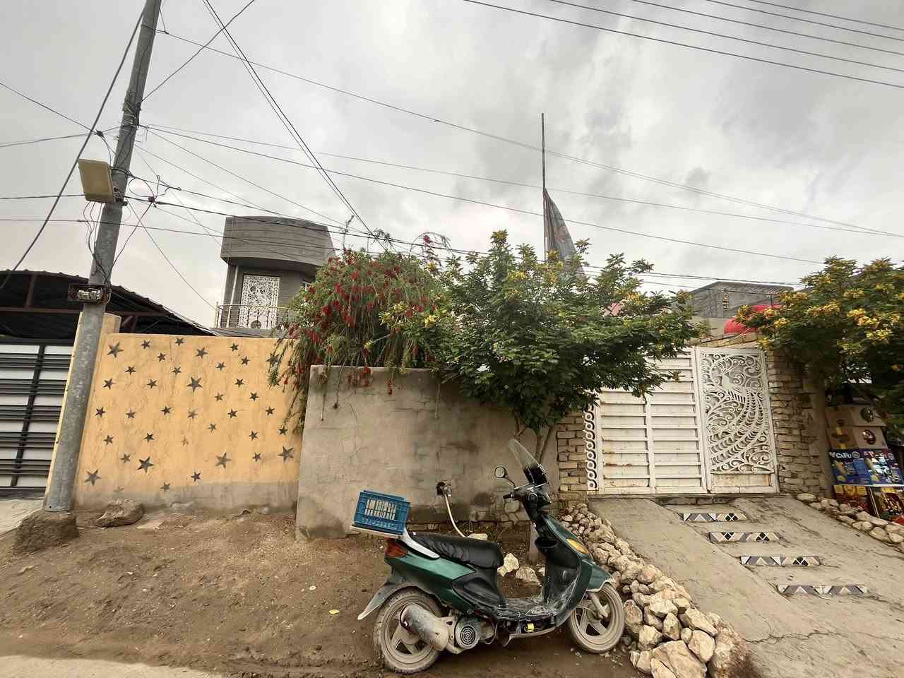 في الصور ادناه المساحه الكليه ٦٠٠ 
متر  ٤٠٠ متر طابو صرف و٢٠٠ طابو زراعي تحتوي على داران ومحل صغير وقطعة ارض ١٠٠ متر متأهله للبناء  
موقع سياحي 
خلف محطة بنزين خانه 
متوفر شارع تبليط مع كافة الخدمات 
وللاستفسار اكثر 
اتصل على هذا الرقم 
***********
