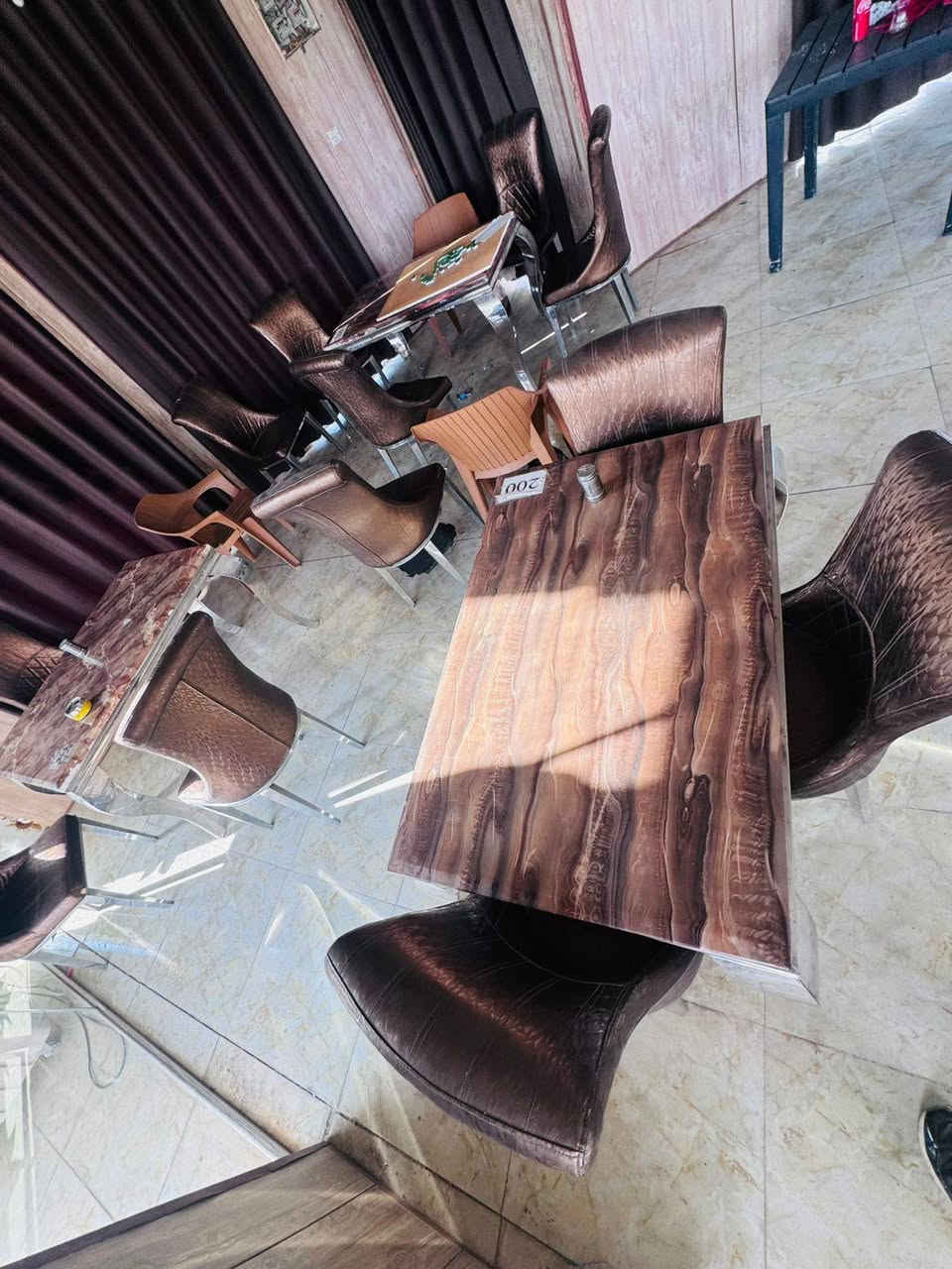 مبرده عملاقه مال مطاعم جديد غير مستعمله
طاولات ميزه ملكي للتصال ***********
