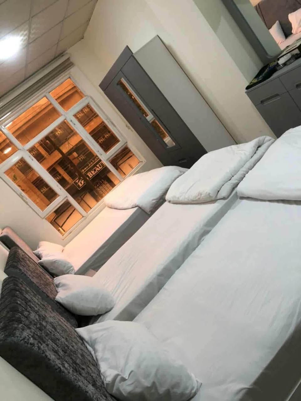 حجز فنادق موتيل شقق اربيل 
فندق ⭐️⭐️⭐️ نجوم نضافه وخدمات 
انترنيت 
كهرباء
مكيفات 
مصعد 
24 ساعه
وجبه فطور 
خدمه لوندي
مساحه واسعه لموقع السيارت
اربيل شارع 30م قريب من بارك مناره وشاندر
قريب على سوق وقلعه اربيل
لطلب والحجز تواصل على ارقام التاليه
*********** واتساب
*********** واتساب
