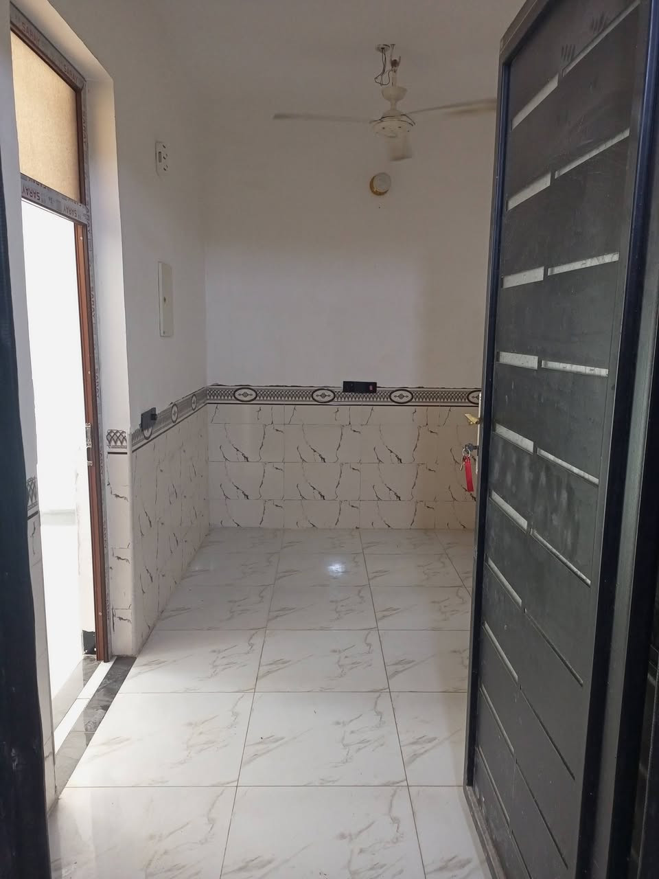 شقه للإيجار غرفه ومطبخ وصاله وبلكونه والصحيات الشقه زغيره. وجديده. 
إيجاره 300وبيه مجال. 
مكانه الحوز عالكورنيش قرب الملعب الخماسي. 
***********
