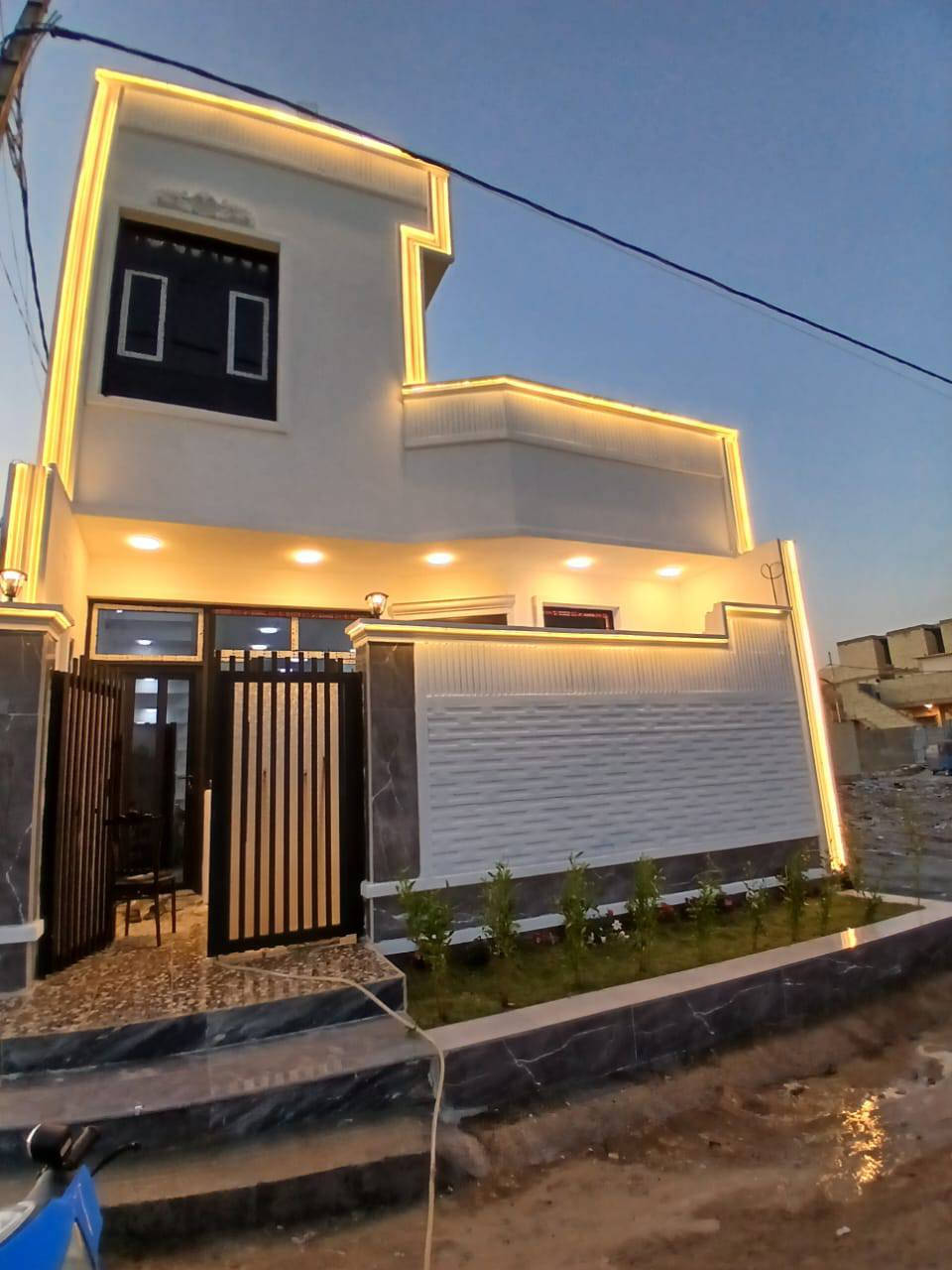 دار ١٠٥ متر ركن على شارعين شارع١٥ م البيت زراعي  يحتوي على ٣نوم البيت بناء حديث درجة أولى  مكان شهداء البياع   لبيت درجه اولى  سعر ١٠٥ بي مجال ***********
