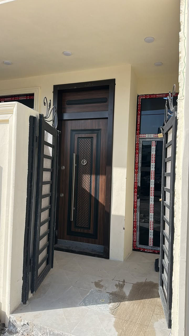 دار للبيع مساحه ١٠٠ متر واجهه ٥ نزال ٢٠ 
دعاوي الملكيه مجمع الجواد نهاية شارع البداله 
بناء ٢٠٢٦ 
يحتوي على ٣ غرف نوم و٣ حمامات 
شبابيك المنيوم وباب قاصه
حمامات  دفن 
***********
