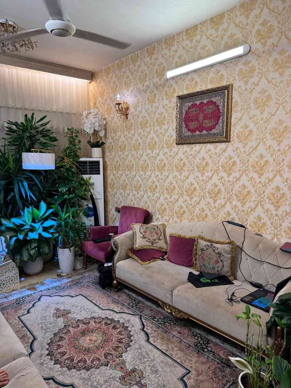 السلام عليكم 
دار للبيع في منطقة حي البساتين/ الضباط محلة ٣٤٨ قرب القناة خلف مجمع شقق سبع أبكار السكني مساحة ١٠٠ متر ( ٥*٢٠)م طابو ملك صرف الاعظمية .
يحتوي المنزل مدخلين و على استقبال وصاله مفتوحة على المطبخ وحمام ارضي ومطبخ حار وعلى غرفتين نوم احداهما كبير جدا وحمام في الطابق الثاني مع مخزن وبالكونة وبيتونة وسطحين الأرضية مرمر تركي والسيراميك للمطبخ والحمامات إسباني والأنابيب الماني 
ويباع مع الدار الكاونتر ومنظومة كاملة للطاقة الشمسية ٢٠ أمبير 
للاستفسار اتصل على الرقم (***********)
