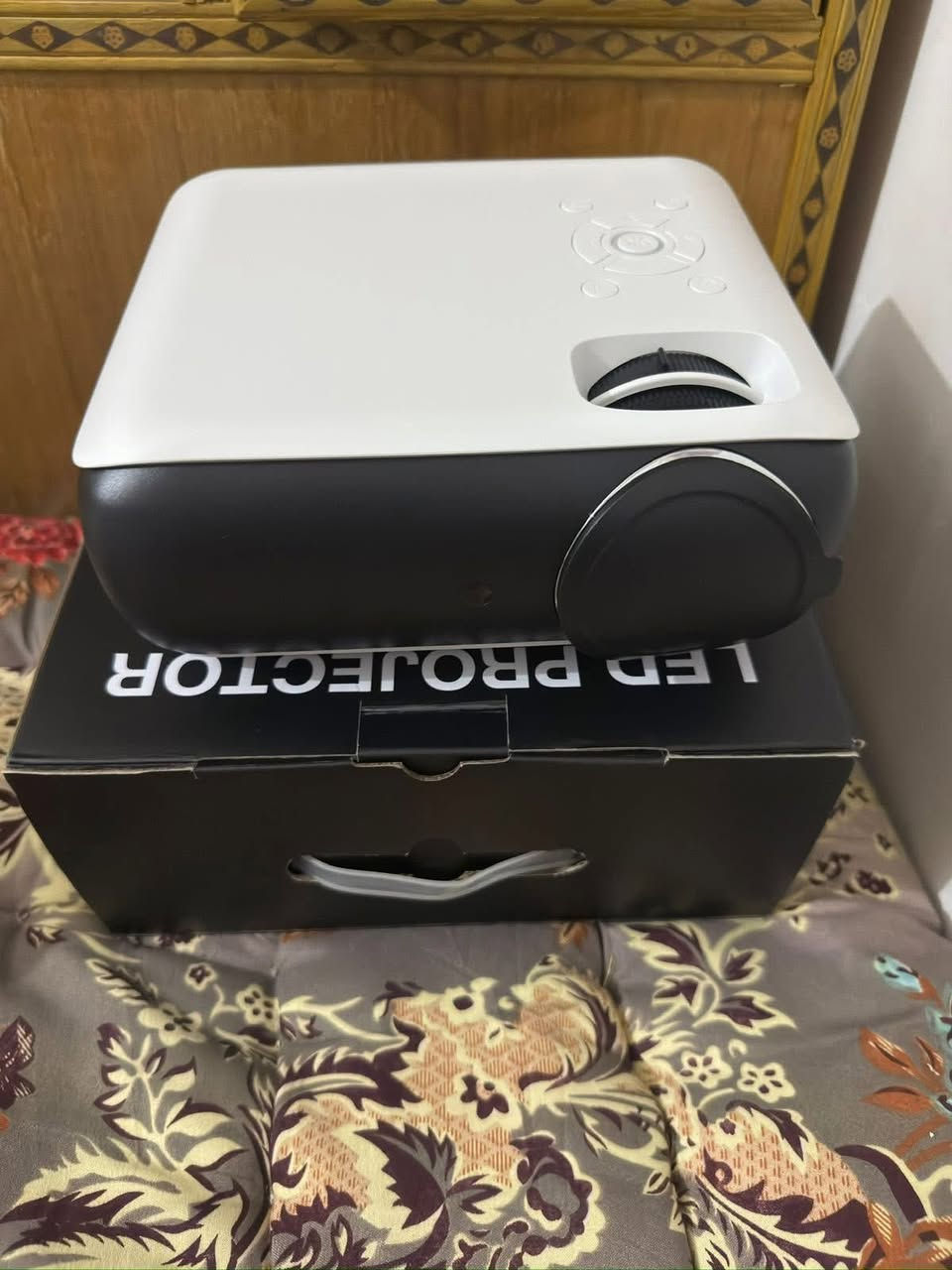 بروجكتر HOPVISION المنزلي (Model: H1) – سينما ببيتك! 🎬🍿

• الموديل: H1 LED Projector.
• الاستخدام: مثالي للمسرح المنزلي (Home Theater) ومشاهدة الأفلام والمباريات بدقة واضحة.
• تقنية الإضاءة: يعمل بنظام LED المتطور لعمر تشغيل طويل وصورة ساطعة.
• التصميم: جهاز خفيف الوزن باللونين الأبيض والأسود مع أزرار تحكم علوية سهلة الاستخدام.
• المنافذ: يدعم مختلف المداخل لتشغيل الأجهزة (لابتوب، ستلايت، العاب).
السعر 50 
يوجد توصيل


**إذا كنت صاحب هذا الإعلان وتريد حذفه لأي سبب، رجاءا أرسل رسالة إلى الدعم الفني**
