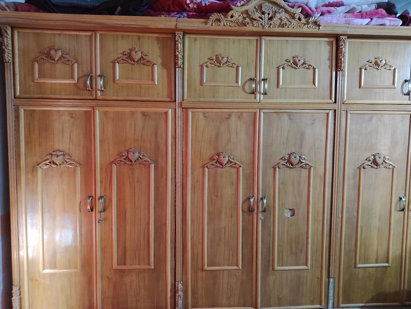 السلام عليكم غرفه خشاب مستخدمه البيع  سعره 800وبيهه مجال  ***********
وين موقعك بالضبط بأي محافظة/منطقة؟ وهل أكو توصيل لو التسليم استلام من المكان؟: 
بابل قضاء القاسم 
الغرفة مستخدمة بس من شكد تقريباً؟ وبيها أي خدوش، كسر، تفكك، أو مشاكل بالأبواب والمفصلات؟: 
سنه 
البيع يشمل كل القطع الظاهرة بالصورة لو فقط الخزانة/السرير/التسريحة، وهل المراتب أو الإكسسوارات ضمن السعر؟: 
الكل  الدوشك الجربايه وياهه هديه 
تريد تحديد السعر النهائي لو بعده بيه مجال للمساومة؟ وإذا أكو مجال، شكد آخر سعر تقريباً؟: 
بي مجال قليل 