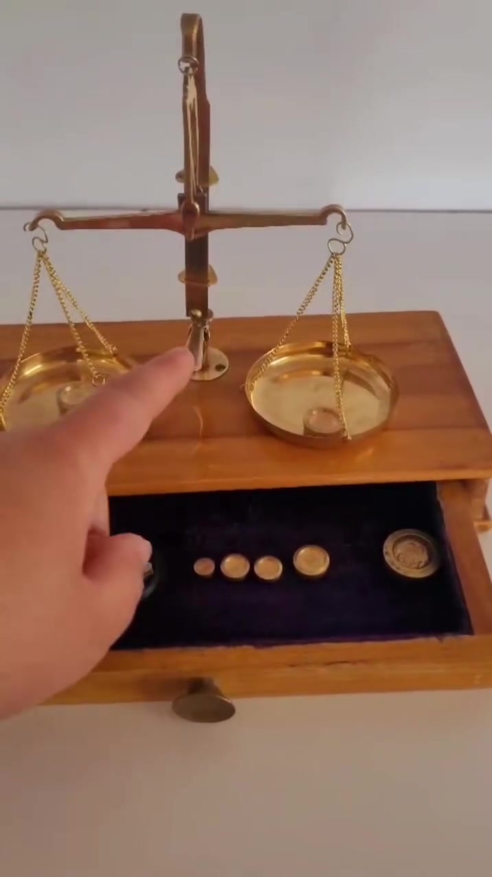 ⚖️ ميزان مجوهرات واحجار كريمة نحاس اصفر طلاء ذهبي بولندي أنتيك -
 طقم كامل ونادر ⚖️
​لكل من يبحث عن التميز والفخامة في ديكور مكتبه أو منزله، نعرِض لكم هذه القطعة الفنية الأوروبية الأوريجينال، ميزان كفتين كلاسيكي مصمم بدقة متناهية يجمع بين عراقة الماضي وجمال التصميم.
​بلد الصنع: بولندا (يحمل ختم المنشأ الرسمي المحفور POLAND على الذراع) لضمان الأصالة والجودة الأوروبية القديمة.
​السعة والدقة: ميزان حساس جداً، تصل سعته القصوى المحفورة رسمياً على الذراع إلى 50g (50 غراماً)، وهو مخصص للمواد الدقيقة والثمينة.
​الهيكل والكفتان: مصنوع بالكامل من النحاس الأصفر المصقول ذو اللمعان الذهبي الدافئ، مع آلية قفل ورفع ميكانيكية يدوية لحفظ التوازن والوزن.
​القاعدة والدرج: يرتكز على صندوق قاعدة مصنوع من الخشب الصاج الطبيعي، يحتوي على درج مدمج بمقبض نحاسي لحفظ الملحقات.
​الدرج: مبطن بالكامل بـ قماش مخملي (قطيفة) باللون البنفسجي الملكي الفاخر لحماية الأوزان.
​طقم الأوزان الكامل: يأتي مع القطعة طقم أوزان نحاسية بالإضافة إلى علبة دائرية صغيرة تحتوي على أوزان الغرام الدقيقة جداً (المعايرة بالأجزاء).
​قطعة ديكور فاخرة جداً تضفي هيبة وأصالة على مكاتب الأطباء، الصيادلة، المحامين، القضاة، أو في المجالس كقطعة أنتيك نادرة لا تفقد قيمتها بمرور الزمن.
​🛍️ القطعة بحالة ممتازة وجاهزة للعرض (نفس المعروضة تماماً في الصور والفيديو).
📍 السعر : ( 85 ألف دينار عراقي ) يتوفر توصيل لجميع المحافظات


**إذا كنت صاحب هذا الإعلان وتريد حذفه لأي سبب، رجاءا أرسل رسالة إلى الدعم الفني**