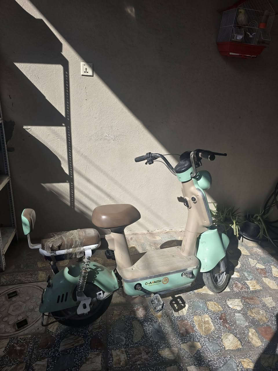 دراجه شحن للبيع نضيفه وبيه سويجين وبصمتين وكارتين والشاحنه من ماركه ولي
للطلب والستفسار ***********
